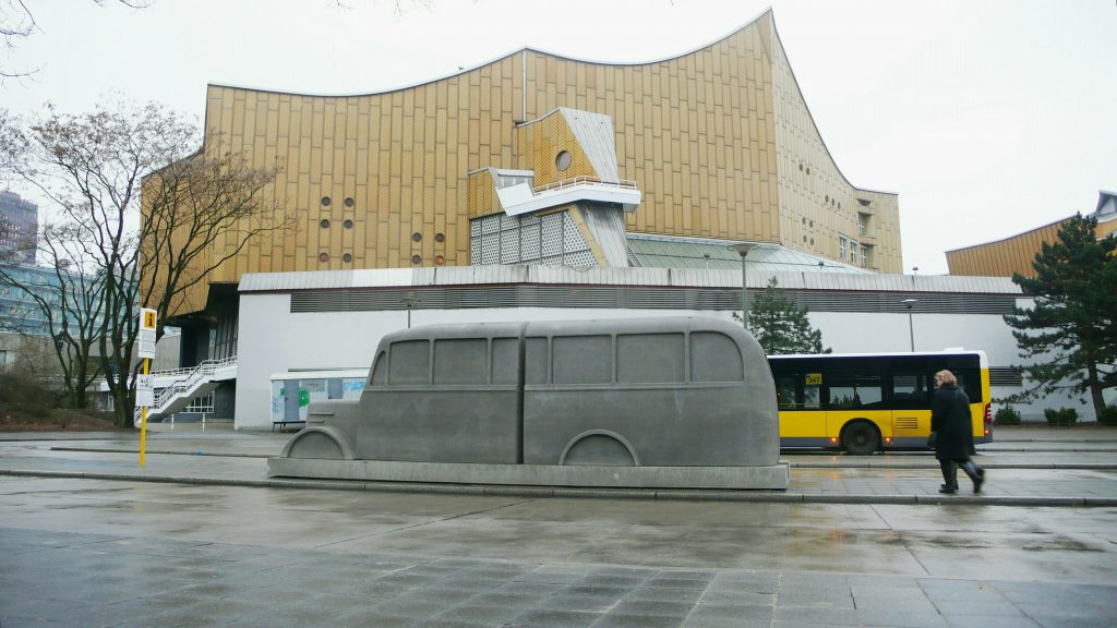 Foto. Denkmal der grauen Busse vor der Berliner Philharmonie